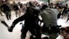 Manifestantes radicales rompieron las ventanas de la oficina regional de la agencia oficial de noticias china Xinhua el sábado 2 de octubre de 2019, y el domingo un ataque con cuchillo dejó cinco heridos, entre ellos una funcionario local prodemocracia.