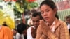  អ្នកស្រី​​ អ៊ិន លក្ខិណា​ វ័យ​៤៣ ឆ្នាំ​ ដែល​បាន​បាត់​បង់​កូនប្រុស​ម្នាក់​ ក្នុង​ហេតុការណ៍​​បង្ក្រាប​របស់​កម្លាំង​ប្រដាប់​អាវុធ​មក​លើ​បាតុកម្ម​ទ្រង់ទ្រាយ​ធំ​របស់​កម្មករ​ទាមទារ​ដំឡើង​ប្រាក់​ឈ្នួល​អប្បបរមា​​១៦០​ដុល្លារ​ ក្រោយ​ការ​បោះឆ្នោត​ជាតិ​ឆ្នាំ​​២០១៣។ (ហ៊ុល រស្មី/VOA) 