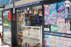En este kiosko de Caracas se puede pagar con bitcoin. Quedan muy pocos periódicos impresos, pues diarios se han quedado sin papel. Agosto, 2021. Foto: Adriana Nuñez Rabascall - VOA.