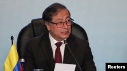 ARCHIVO - El presidente colombiano, Gustavo Petro, asiste a una conferencia internacional sobre la crisis política en Venezuela, en el Palacio de San Carlos en Bogotá, Colombia, el 25 de abril de 2023.
