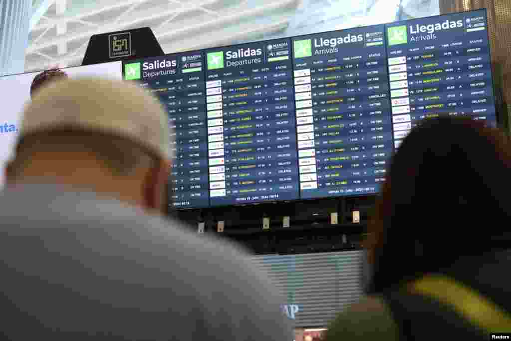  Pantallas en el Aeropuerto Internacional Benito Juárez muestran vuelos retrasados ​​debido a una falla tecnológica mundial, en la Ciudad de México 