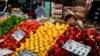 Un vendedor espera a los clientes en el mercado central de frutas y verduras en Buenos Aires, Argentina, el viernes 10 de mayo de 2024.