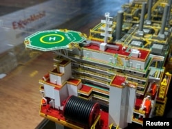 FOTO DE ARCHIVO: Una miniatura de la plataforma petrolera Liza Unity de Exxon Mobil, durante la Conferencia y Exposición de Energía de Guyana en Georgetown, Guyana, el 19 de febrero de 2024. REUTERS/Sabrina Valle/Foto de archivo