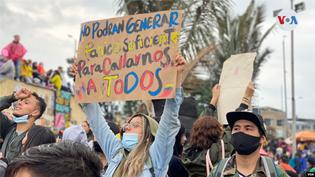 Banderas, pancartas, pitos, arengas y tambores hacen parte de los elementos que usan los manifestantes para protestar.