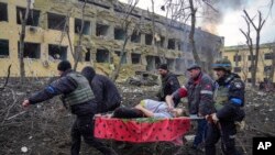 Iryna Kalinina es trasladada a toda prisa para recibir ayuda médica, tras un ataque ruso en Mariúpol, Ucrania, el 9 de marzo de 2022. Esta imagen de Iryna Kalinina fue galardonada con el World Press Photo a mediados de este año.