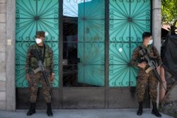 Soldados del batallón de paracaidistas de la fuerza aérea salvadoreña hacen guardia en la comunidad del 1 de diciembre en Soyapango, El Salvador, el 30 de julio de 2020.