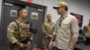 Jefe del Pentágono visita la base de Guantánamo mientras llegan más detenidos