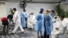 Viajeros se someten a pruebas para el COVID-19, mientras los países reaccionan a la nueva variante del coronavirus ómicron, fuera de la terminal internacional del aeropuerto de Sydney en Sydney, Australia, el 29 de noviembre de 2021.