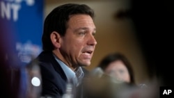 El gobernador de Florida, Ron DeSantis, durante una mesa redonda, el viernes 19 de mayo de 2023, en Bedford, Nueva Hampshire, EEUU