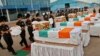 Seorang polisi memberhentikan lalu lintas pagi hari di jalur Highway 41 yang sibuk sementara motorcade membawa seorang warga negara AS yang terinfeksi virus Ebola yang mematikan dari Afrika Barat meninggalkan Pangkalan Udara Dobbins, Marietta, Georgia, 9 September 2014.