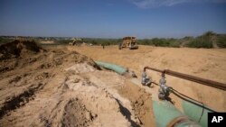 ARCHIVO - El combustible se mezcla con gasolina o diésel y se utiliza para hacer funcionar máquinas en operaciones mineras ilegales.