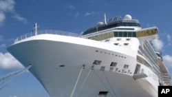ARCHIVO - En esta fotografía de archivo del 9 de junio de 2010, el crucero Solstice de Celebrity está atracado en Cozumel, México. AP