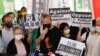 El activista pro-democracia Lee Cheuk-yan habla con los medios de comunicación al llegar a los tribunales de West Kowloon, Hong Kong, el 1 de abril de 2021.