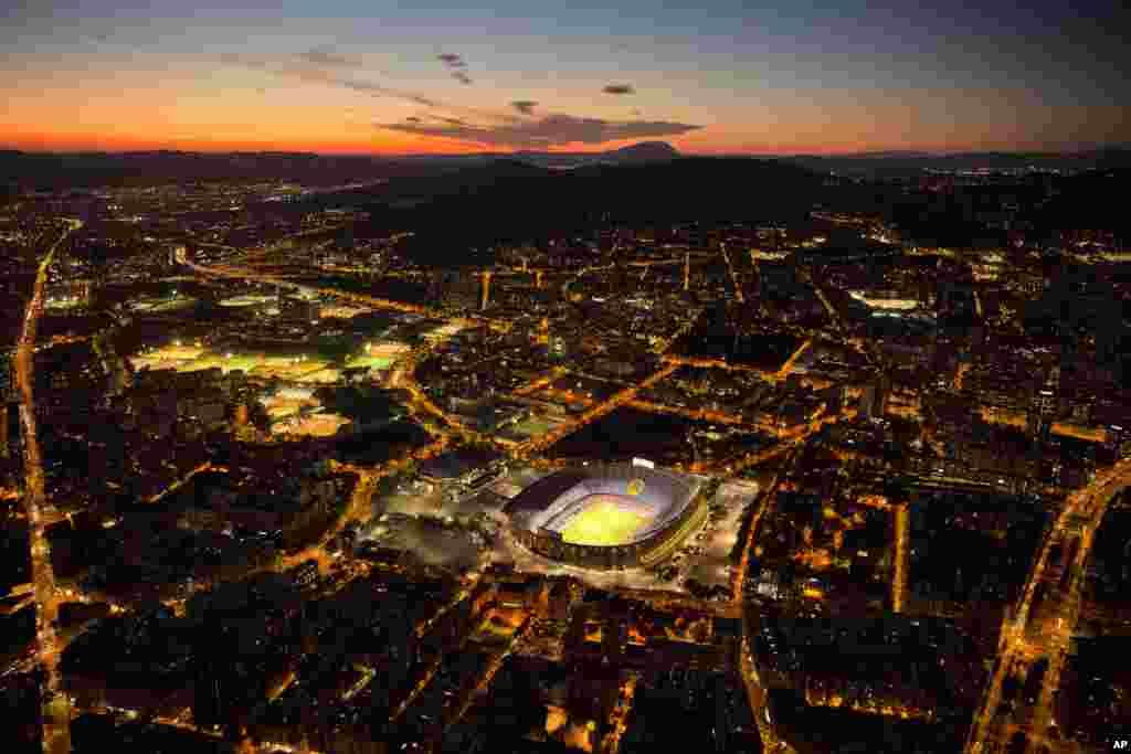 ពហុកីឡដ្ឋាន Camp Nou &nbsp;ត្រូវ​បាន​បំភ្លឺ​ភ្លើង​មុន​ការ​ប្រកួត​បាល់ទាត់​រវាង​ក្រុម​ Barcelona FC និង​ក្រុម Eibar ទីក្រុង​ Barcelona ប្រទេស​អេស្ប៉ាញ​កាលពី​ថ្ងៃទី​១៩ កញ្ញា ២០១៧។