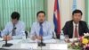 លោកទេព នីថា អគ្គលេខាធិការគ.ជ.ប. (អង្គុយ​កណ្តាល) ​ធ្វើសន្និសីទ​សារព័ត៌មាន។ 