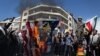 Iraníes queman la bandera estadounidense en Teherán, Irán, el 5 de abril de 2024, durante una manifestación que conmemora el Día de Quds y el funeral de los miembros del Cuerpo de la Guardia Revolucionaria Islámica que murieron en un presunto ataque aéreo israelí en Siria.