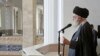 En esta imagen publicada por el sitio web oficial de la oficina del líder supremo de Irán, el ayatolá Alí Jamenei ofrece un discurso durante una ceremonia religiosa por el Eid al-Fitr, que marca el final del Ramadán, el miércoles 10 de abril de 2024. 