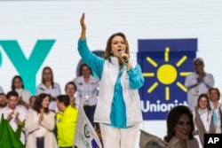 Zury Ríos Sosa, candidata presidencial por la coalición Valor y Unionista, habla durante un mitin de cierre de campaña en Ciudad de Guatemala, el jueves 22 de junio de 2023.