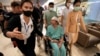 Un pasajero australiano, que resultó herido en un vuelo azotado por fuertes turbulencias, habla con periodistas en el Hospital Samitivej Srinakarin en Bangkok, Tailandia, el jueves 23 de mayo de 2024.