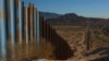 Sebuah botol plastik tergeletak di pasir dekat tembok perbatasan di perbatasan Amerika Serikat-Meksiko, terlihat dari Ciudad Juarez, Meksiko, 23 Oktober 2024.