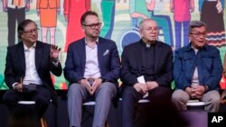 El presidente de Colombia, Gustavo Petro, (de izq a der), Carlos Ruiz Massieu, Representante Especial de la ONU, monseñor Héctor Henao, y el líder del ELN, alias 'Pablo Beltrán', en la ceremonia de inicio de un alto al fuego entre ELN y el gobierno en Bogotá, 3 de agosto de 2023