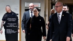 La directora financiera de Huawei, Meng Wanzhou, sale de la Corte Suprema después de su audiencia de extradición en Vancouver, Columbia Británica.