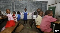 Des enfants zimbabwéens sont assis dans une salle de classe dans une école de Norton, à 55 km à l’ouest de Harare, le 28 janvier 2009 