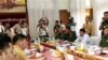 SSA တောင်ပိုင်းရဲ့ ဥက္ကဋ္ဌ ဒုဗိုလ်ချုပ်ကြီး ယွတ်ဆစ် (ညာ) ပြည်ထောင်စု ငြိမ်းချမ်းရေး ဖော်ဆောင်ရေး လုပ်ငန်းကော်မတီနဲ့ ကျိုင်းတုံမြို့တွင် တွေ့ဆုံ ဆွေးနွေးနေစဉ်။ (မေလ ၁၉၊ ၂၀၁၂)