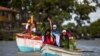 Fieles católicos conmemoran el Via Crucis en el Lago Nicaragua durante las celebraciones de Semana Santa el 30 de marzo de 2021.