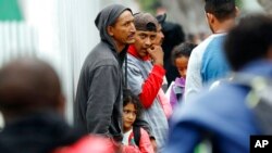 ARCHIVO: en esta foto de archivo del 16 de julio de 2019, varias personas esperan para solicitar asilo en los Estados Unidos en la zona fronteriza de Tijuana, México. (Foto AP / Gregory Bull, archivo) 