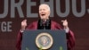 El presidente Joe Biden da un mensaje a los estudiantes en la ceremonia de graduación del Morehouse College, el domingo 19 de mayo de 2024 en Atlanta