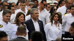 El presidente Ivan Duque camina junto a su esposa, María Juliana Ruiz y la vicepresidenta colombiana, Marta Lucía Ramírez, durante un mitin contra la violencia, luego de la explosión de un coche bomba en Bogotá.