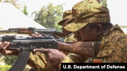 Des soldats burkinabés près de Po, au Burkina Faso, le 17 février 2019.