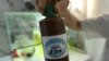 Una botella de dióxido de cloro preparada por una farmacia de Cochabamba, Bolivia.