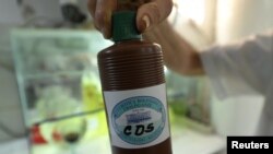 Una botella de dióxido de cloro preparada por una farmacia de Cochabamba, Bolivia.