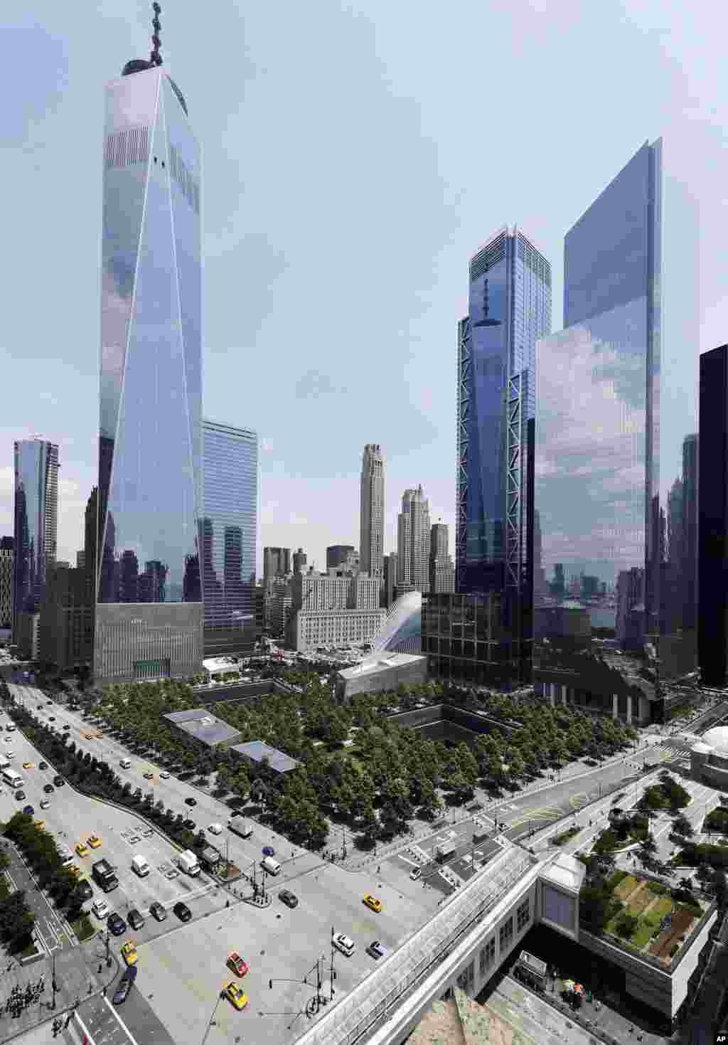 En esta foto del 8 de junio de 2018, 3 World Trade Center, segundo desde la derecha, se une a sus vecinos One World Trade Center, a la izquierda, y 4 World Trade Center, a la derecha, al 11 de septiembre Memorial and Museum en Nueva York. (Foto AP / Mark Lennihan) &nbsp;