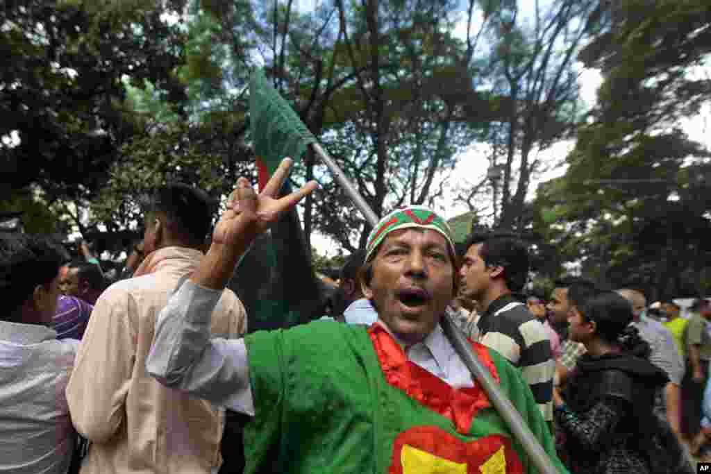 Activists celebrate the death sentence of Salauddin Quader Chowdhury, Dhaka, Oct. 1, 2013.