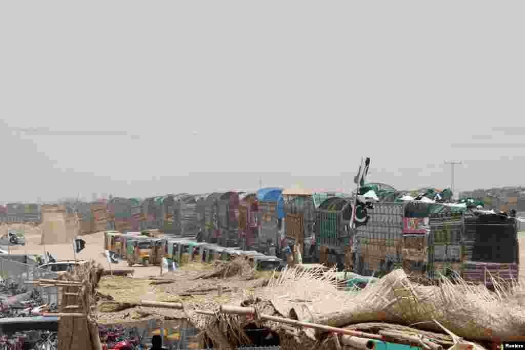 Los veh&#237;culos en cola esperan para cruzar el punto de cruce de la Puerta de la Amistad en la ciudad fronteriza entre Pakist&#225;n y Afganist&#225;n de Chaman, Pakist&#225;n, el 15 de agosto de 2021.