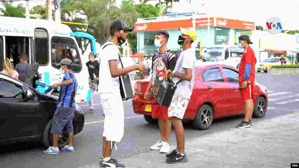 J&#243;venes provenientes de Venezuela han salido de su pa&#237;s y optaron por interpretar m&#250;sica urbana en las calles de C&#250;cuta para sobrevivir y llevar un sustento a sus familias.