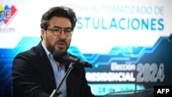Daniel Ceballos, del partido Arepa Digital, habla al registrarse su candidatura presidencial en el CNE en Caracas, el 21 de marzo de 2024.