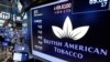 Le logo de British American Tobacco apparaît au-dessus d'un poste de traite sur le parquet de la Bourse de New York, lundi 24 juillet 2017. (AP Photo / Richard Drew)