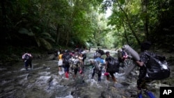 ARCHIVO - Un grupo de migrantes cruza el río Acandi en su viaje desde Colombia a Panamá con la esperanza de llegar a EEUU(Foto AP/Fernando Vergara)