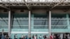 Ciudadanos estadounidenses hacen cola en la entrada del Aeropuerto Augusto C. Sandino de Managua en Managua el 20 de mayo de 2020.