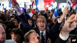 Simpatizantes del partido derechista francés Agrupación Nacional celebran en la sede del partido, el domingo 9 de junio de 2024, en París. 