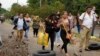 Un grupo de personas llega a Santa Cruz caminando por los bloqueos de carreteras instalados por los manifestantes para protestar contra el encarcelamiento del líder opositor y gobernador de Santa Cruz Luis Fernando Camacho, en Santa Cruz, Bolivia, el 3 de enero de 2023. 