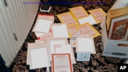 ARCHIVO - Imagen de documentos confidenciales hallados el 8 de agosto de 2022 en la residencia del expresidente Donald Trump, en Florida, divulgada por el Departamento de Justicia.