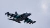 Jet tempur Yak-130 buatan Rusia sedang bermanuver di pameran dirgantara di Zhukovsky, dil luar Kota Moskow, Rusia, 21 Juli 2017. Pada Kamis, 7 November 2024, jet tempur jenis yang sama jatuh di dataran tinggi Vietnam, tetapi pilot selamat. (Foto: AP Photo)