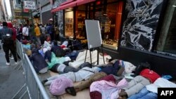 Cientos de migrantes permanecen día y noche afuera del hotel Roosevelt de Nueva York en espera que les asignen una cama, el 1 de agosto de 2023.