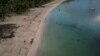 ARCHIVO - Un jinete pasea a caballo en la playa de la isla de San Andrés en Colombia, el 9 de noviembre de 2022.