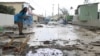 Un hombre camina por una calle llena de escombros en el barrio de Hastings después del paso del huracán Beryl en Bridgetown, Barbados, el 1 de julio de 2024.